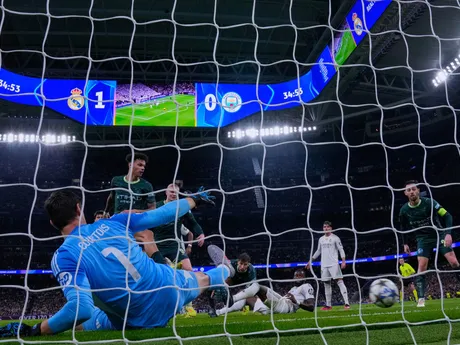 Hráč Manchestru City Nico O'Reilly skóruje v zápase 6. kola hlavnej fázy Ligy majstrov medzi Realom Madrid a Manchestrom City.