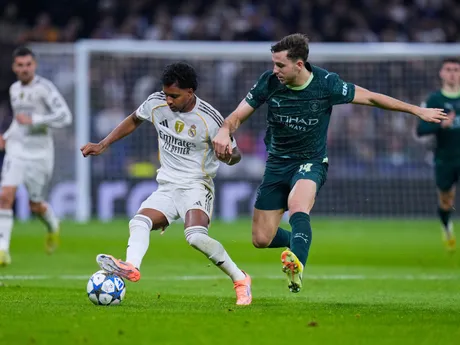 Rodrygo (vľavo) počas zápasu 6. kola hlavnej fázy Ligy majstrov medzi Realom Madrid a Manchestrom City.