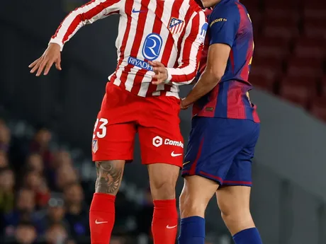 Carlos Martin a Pau Cubarsi v zápase FC Barcelona - Atlético Madrid 