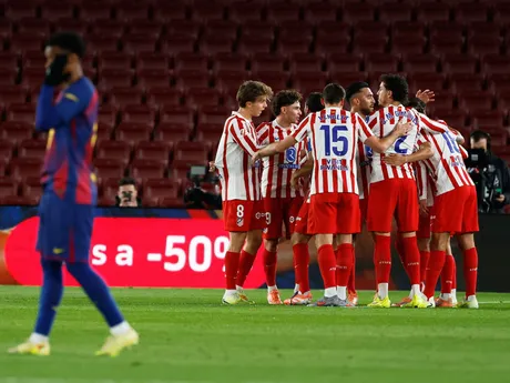 Alex Baena oslavuje gól so spoluhráčmi v zápase FC Barcelona - Atlético Madrid 