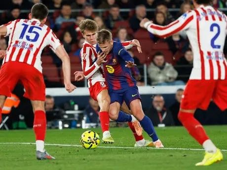 Dani Olmo a Pablo Barrios v zápase FC Barcelona - Atlético Madrid 