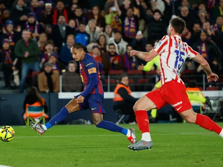 Raphinha strieľa gól v zápase FC Barcelona - Atlético Madrid 