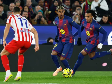 Zľava Dávid Hancko a Lamine Yamal