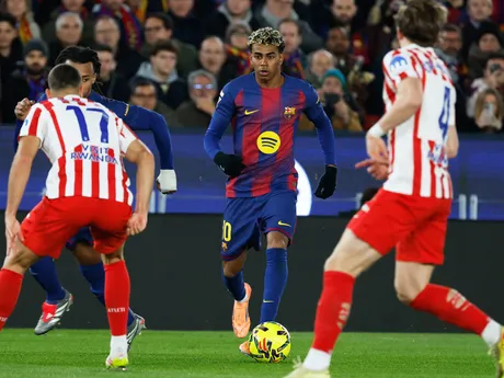 Zľava Dávid Hancko a Lamine Yamal