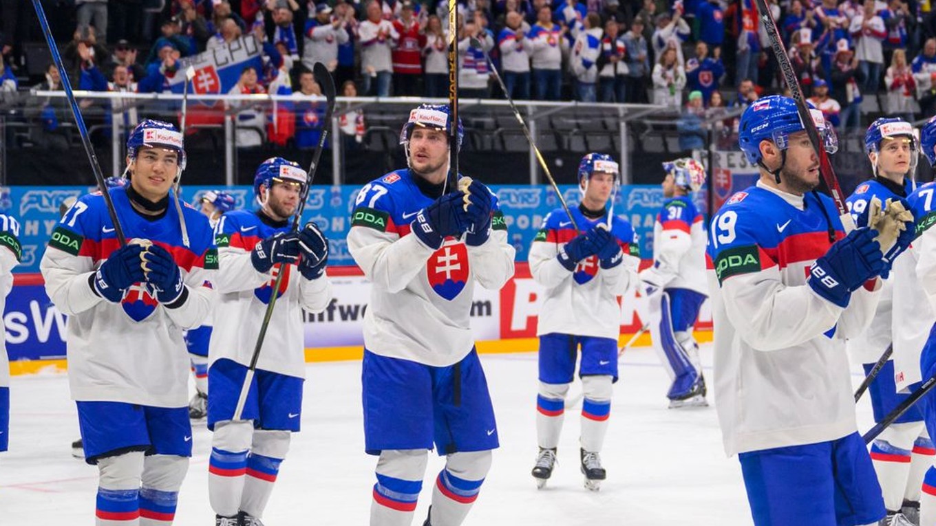 Slovenskí hokejisti po víťazstve v zápase Slovensko - Slovinsko v skupine A na MS v hokeji 2025.