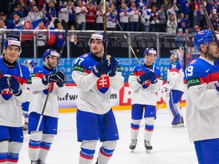 Slovenskí hokejisti po víťazstve v zápase Slovensko - Slovinsko v skupine A na MS v hokeji 2025.
