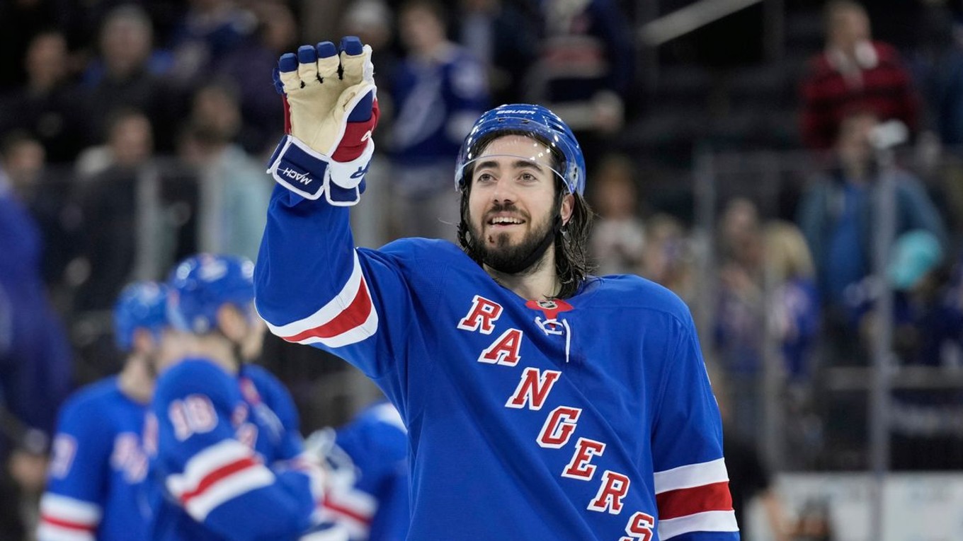 Na snímke je hokejista tímu New York Rangers Mika Zibanejad.