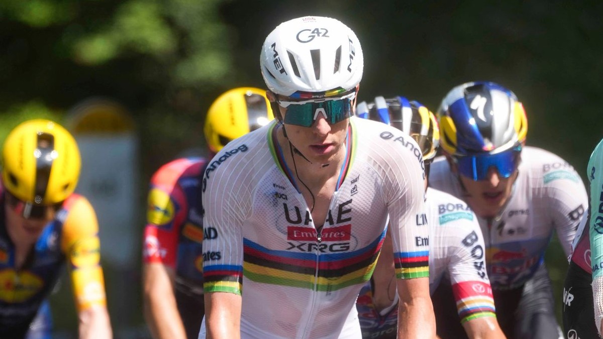 Slovinský cyklista Tadej Pogačar v dúhovom drese majstra sveta. 