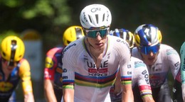 Slovinský cyklista Tadej Pogačar v dúhovom drese majstra sveta. 