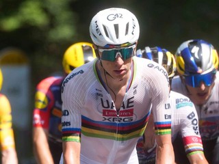 Slovinský cyklista Tadej Pogačar v dúhovom drese majstra sveta. 
