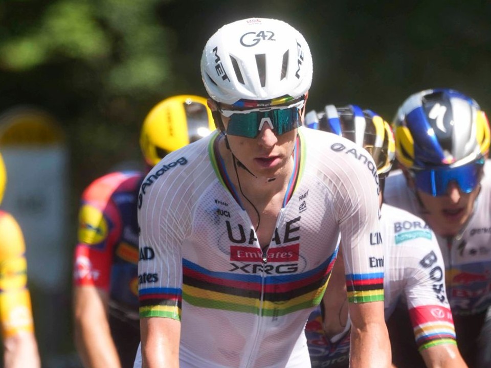 Slovinský cyklista Tadej Pogačar v dúhovom drese majstra sveta. 