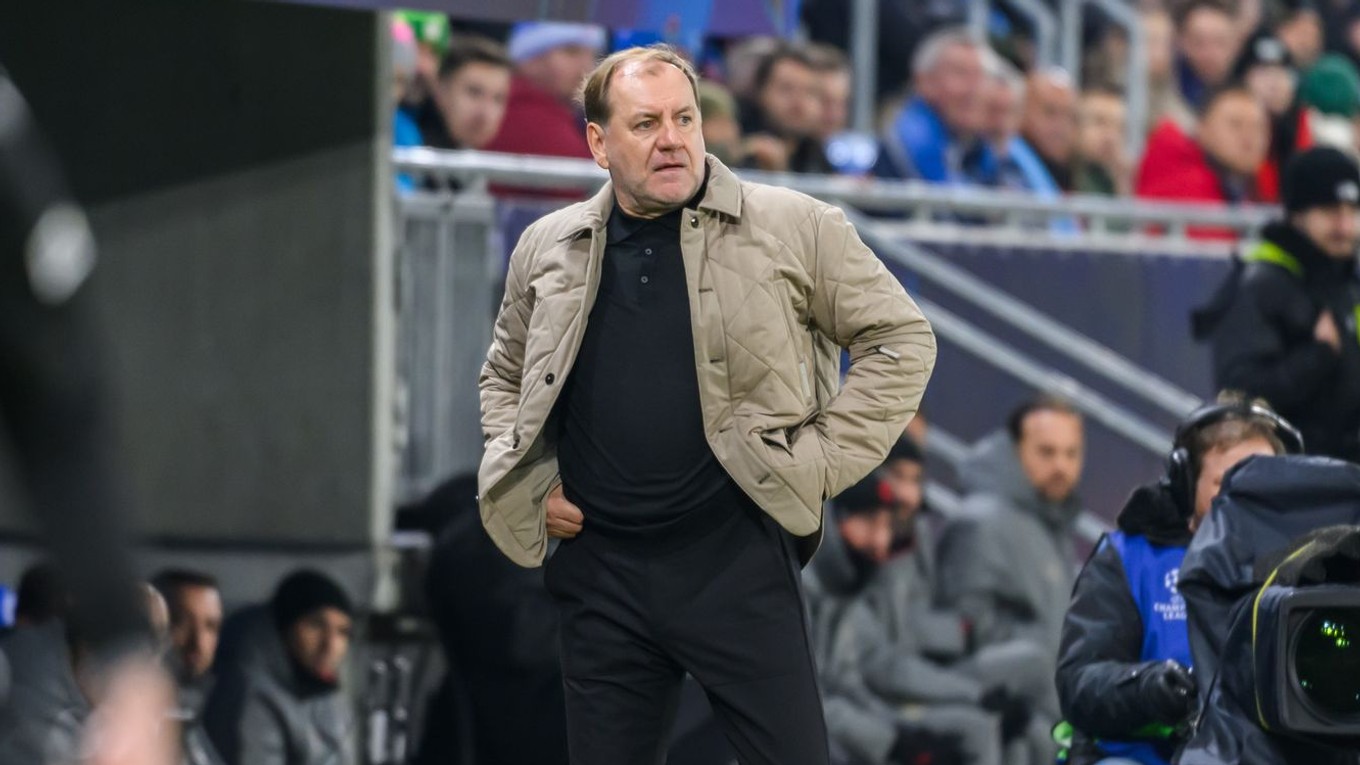 Tréner ŠK Slovan Bratislava Vladimír Weiss st. v zápase 5. kola ligovej fázy Ligy majstrov Slovan Bratislava - AC Miláno.