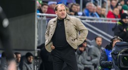 Tréner ŠK Slovan Bratislava Vladimír Weiss st. v zápase 5. kola ligovej fázy Ligy majstrov Slovan Bratislava - AC Miláno.