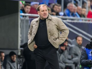 Tréner ŠK Slovan Bratislava Vladimír Weiss st. v zápase 5. kola ligovej fázy Ligy majstrov Slovan Bratislava - AC Miláno.