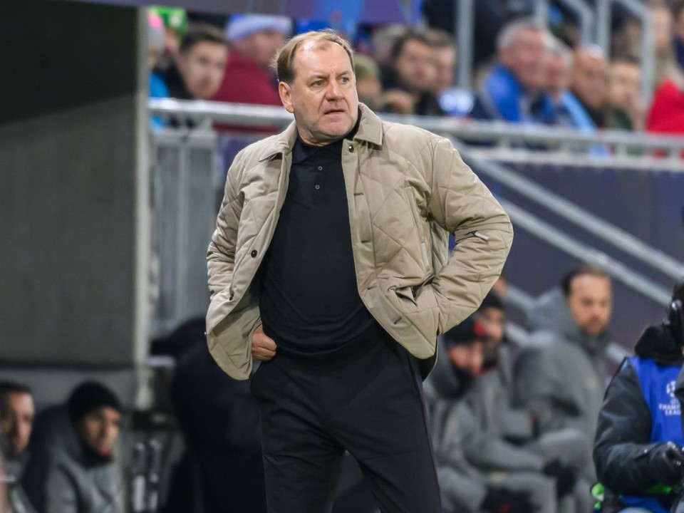 Tréner ŠK Slovan Bratislava Vladimír Weiss st. v zápase 5. kola ligovej fázy Ligy majstrov Slovan Bratislava - AC Miláno.