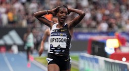 Kenská atlétka Faith Kipyegonová prekonala v Paríži svetový rekord na 5000 m.