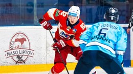 Útočník Liptovského Mikuláša Dawson Tritt (uprostred) v zápase proti Slovanu Bratislava. 