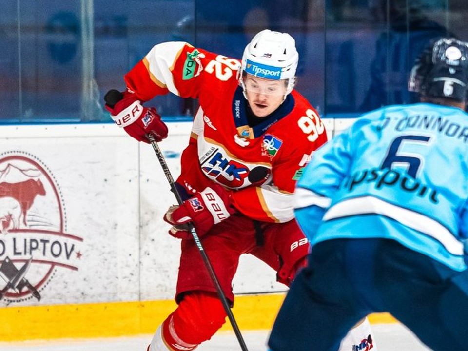 Útočník Liptovského Mikuláša Dawson Tritt (uprostred) v zápase proti Slovanu Bratislava. 