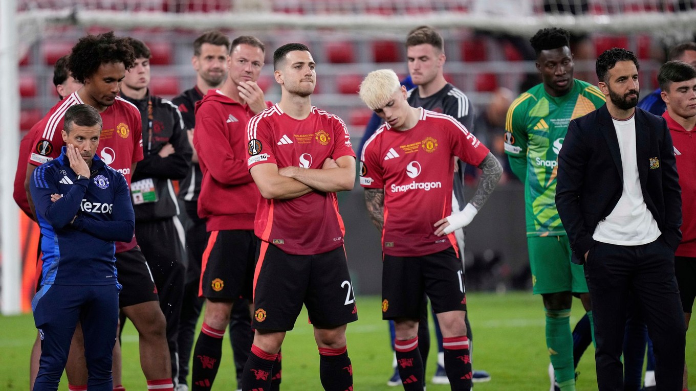 Smútiaci hráči Manchestru United po finále Európskej ligy. 