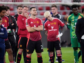 Smútiaci hráči Manchestru United po finále Európskej ligy.
