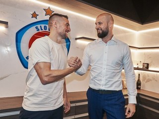 Róbert Mak a Ivan Kmotrík ml. pri podpise novej zmluvy. 