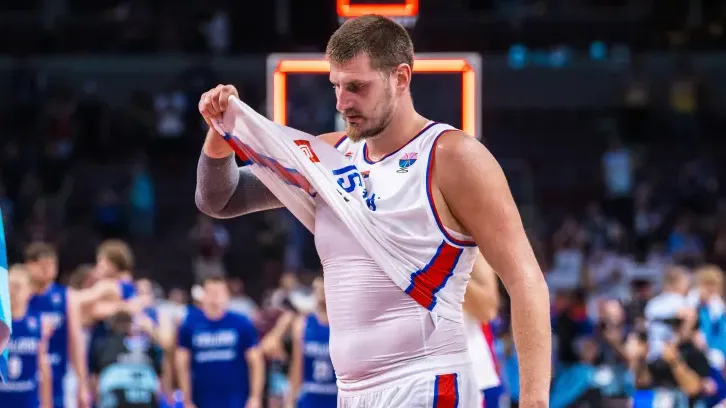 Jokič niesol Srbov na ramenách a bol nezastaviteľný. Topfavorit aj tak senzačne vypadol