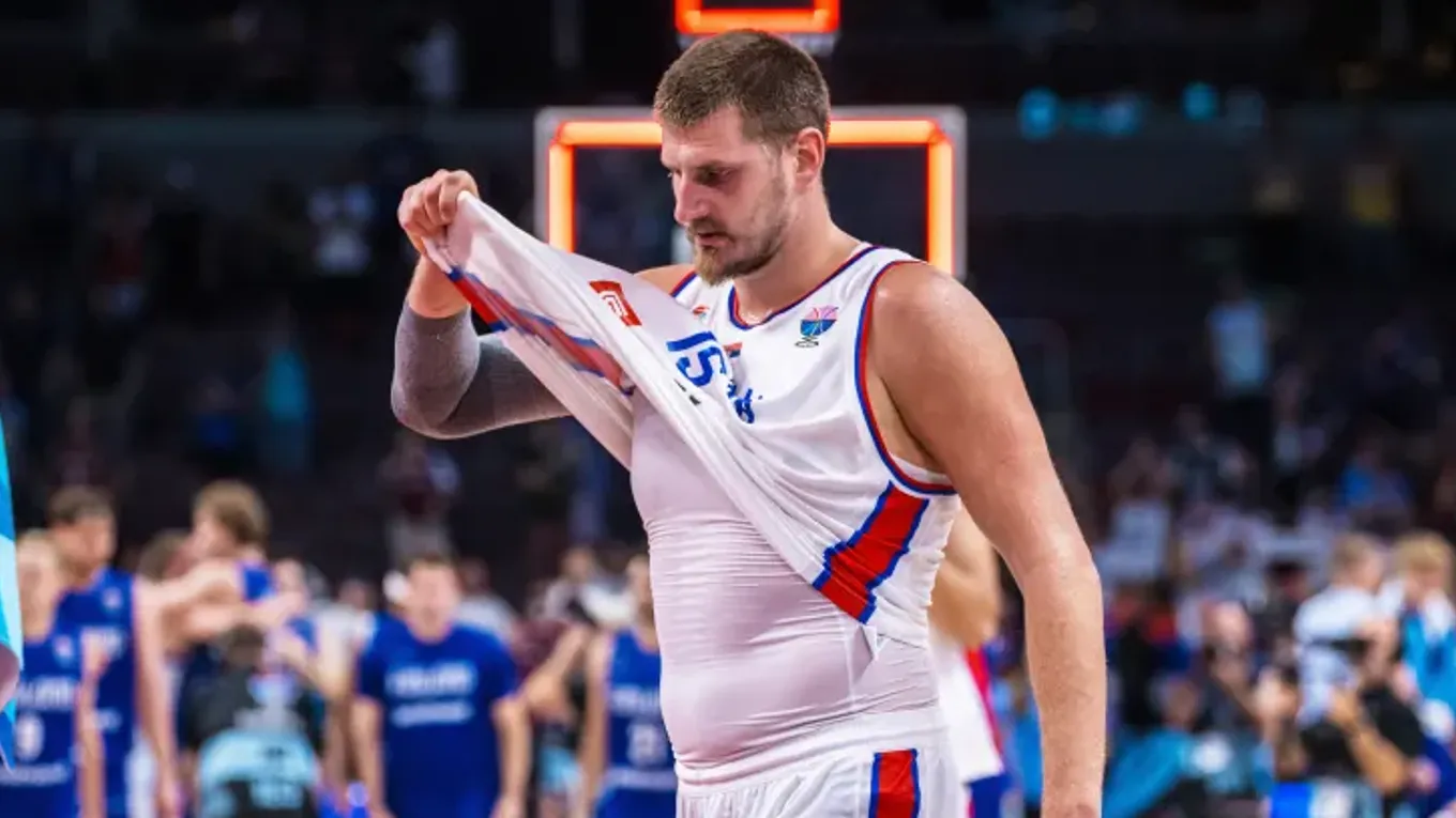 Sklamaný Nikola Jokić po vypadnutí s Fínskom.