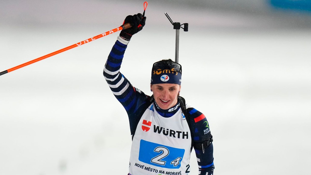Na snímke francúzska biatlonistka Julia Simonová sa raduje v cieli počas mixu štafiet na MS v Novom Meste na Morave.