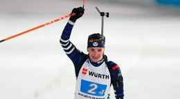 Na snímke francúzska biatlonistka Julia Simonová sa raduje v cieli počas mixu štafiet na MS v Novom Meste na Morave.