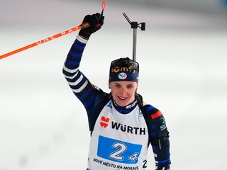 Na snímke francúzska biatlonistka Julia Simonová sa raduje v cieli počas mixu štafiet na MS v Novom Meste na Morave.