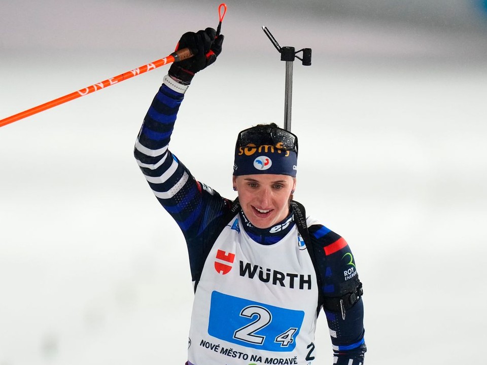 Na snímke francúzska biatlonistka Julia Simonová sa raduje v cieli počas mixu štafiet na MS v Novom Meste na Morave.
