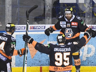 Hokejisti Košíc sa radujú z gólu v zápase proti Slovanu. 