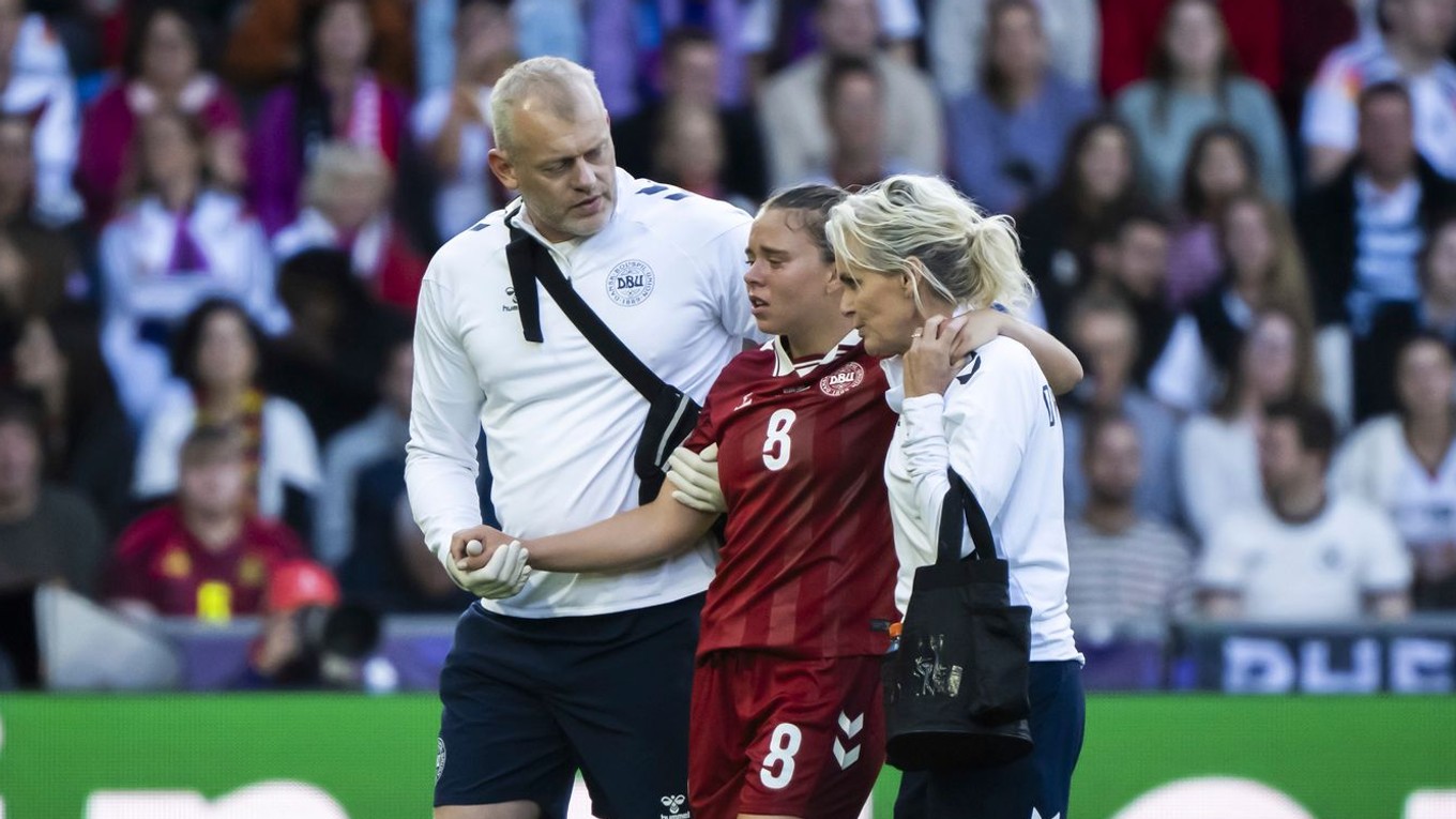 Dánska futbalistka Emma Snerleová je otrasená po tom, čo dostala zásah do hlavy.