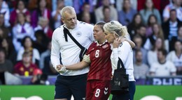 Dánska futbalistka Emma Snerleová je otrasená po tom, čo dostala zásah do hlavy.
