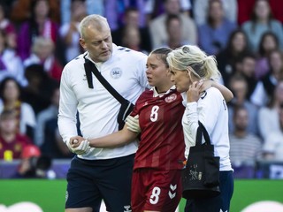 Dánska futbalistka Emma Snerleová je otrasená po tom, čo dostala zásah do hlavy.