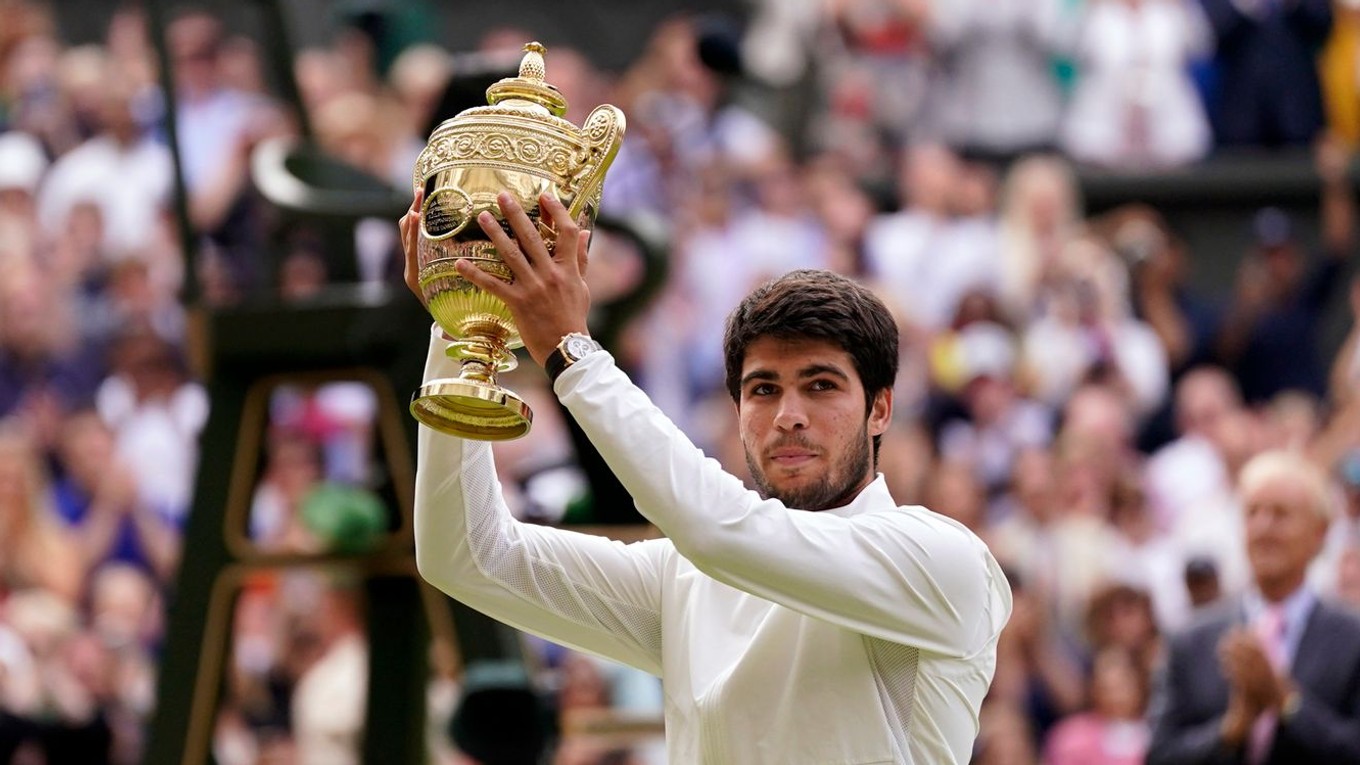Španiel Carlos Alcaraz sa prvýkrát stal víťazom Wimbledonu.