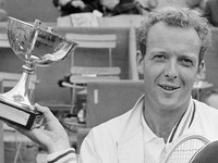 Fred Stolle s trofejou po triumfe na Roland Garros 1965.