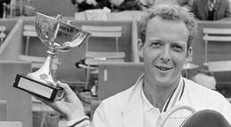 Fred Stolle s trofejou po triumfe na Roland Garros 1965.