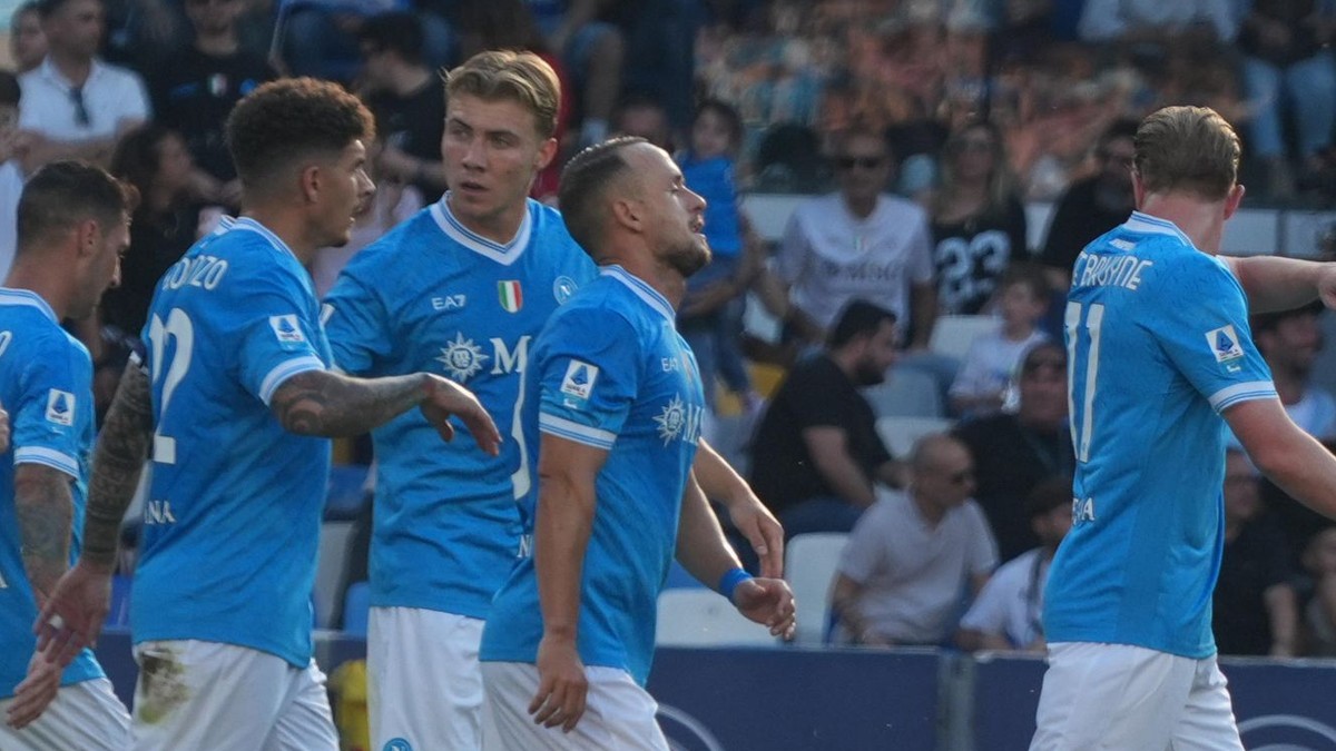 V strede Stanislav Lobotka so spoluhráčmi oslavuje gól.