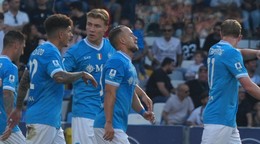V strede Stanislav Lobotka so spoluhráčmi oslavuje gól.
