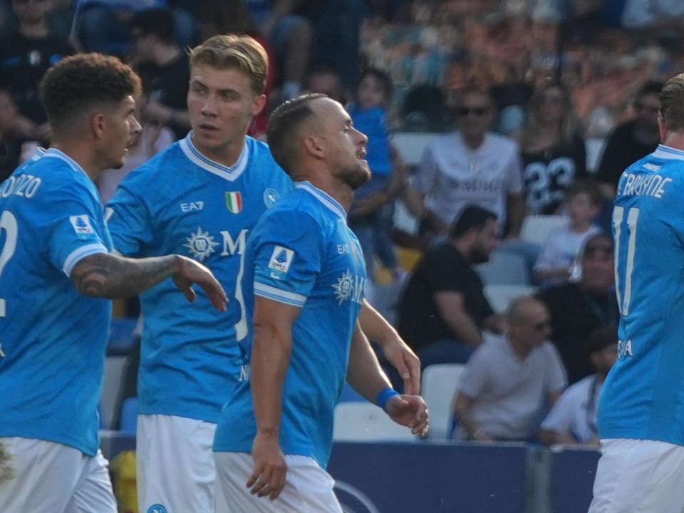 V strede Stanislav Lobotka so spoluhráčmi oslavuje gól.