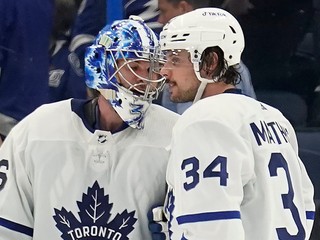 Jack Campbell a Auston Matthews z Toronta Maple Leafs oslavujú výhru.