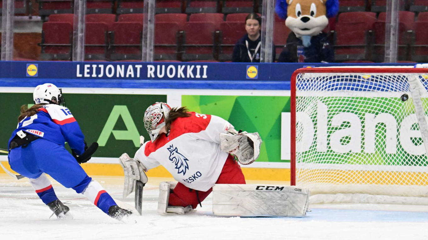 Nela Lopušanová strieľa gól v zápase Slovensko - Česko na MS v hokeji žien do 18 rokov 2025.