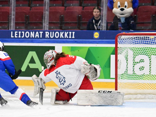 Nela Lopušanová strieľa gól v zápase Slovensko - Česko na MS v hokeji žien do 18 rokov 2025.