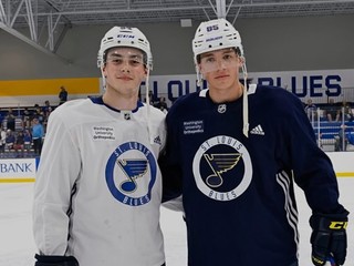 Dalibor Dvorský (vľavo) a Juraj Pekarčík (vpravo) počas kempu St. Louis Blues