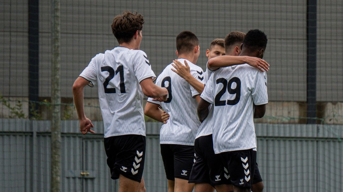 Futbalisti Lehoty pod Vtáčnikom sa tešia z gólu. 