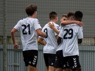 Futbalisti Lehoty pod Vtáčnikom sa tešia z gólu. 