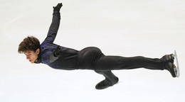 Slovenský krasokorčuliar Adam Hagara počas krátkeho programu mužov na NHK Trophy.