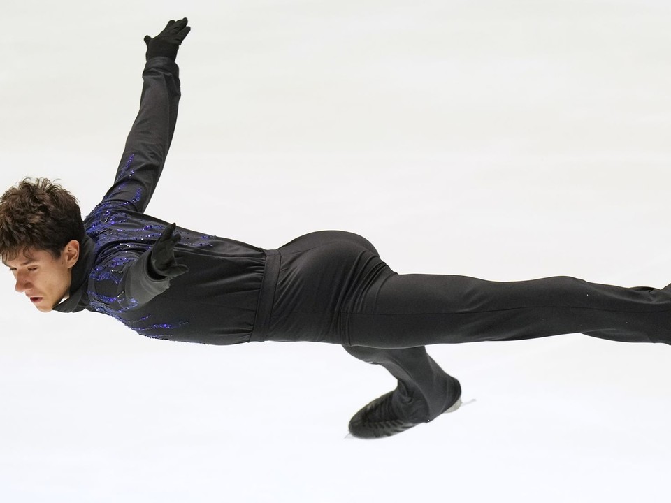 Slovenský krasokorčuliar Adam Hagara počas krátkeho programu mužov na NHK Trophy.