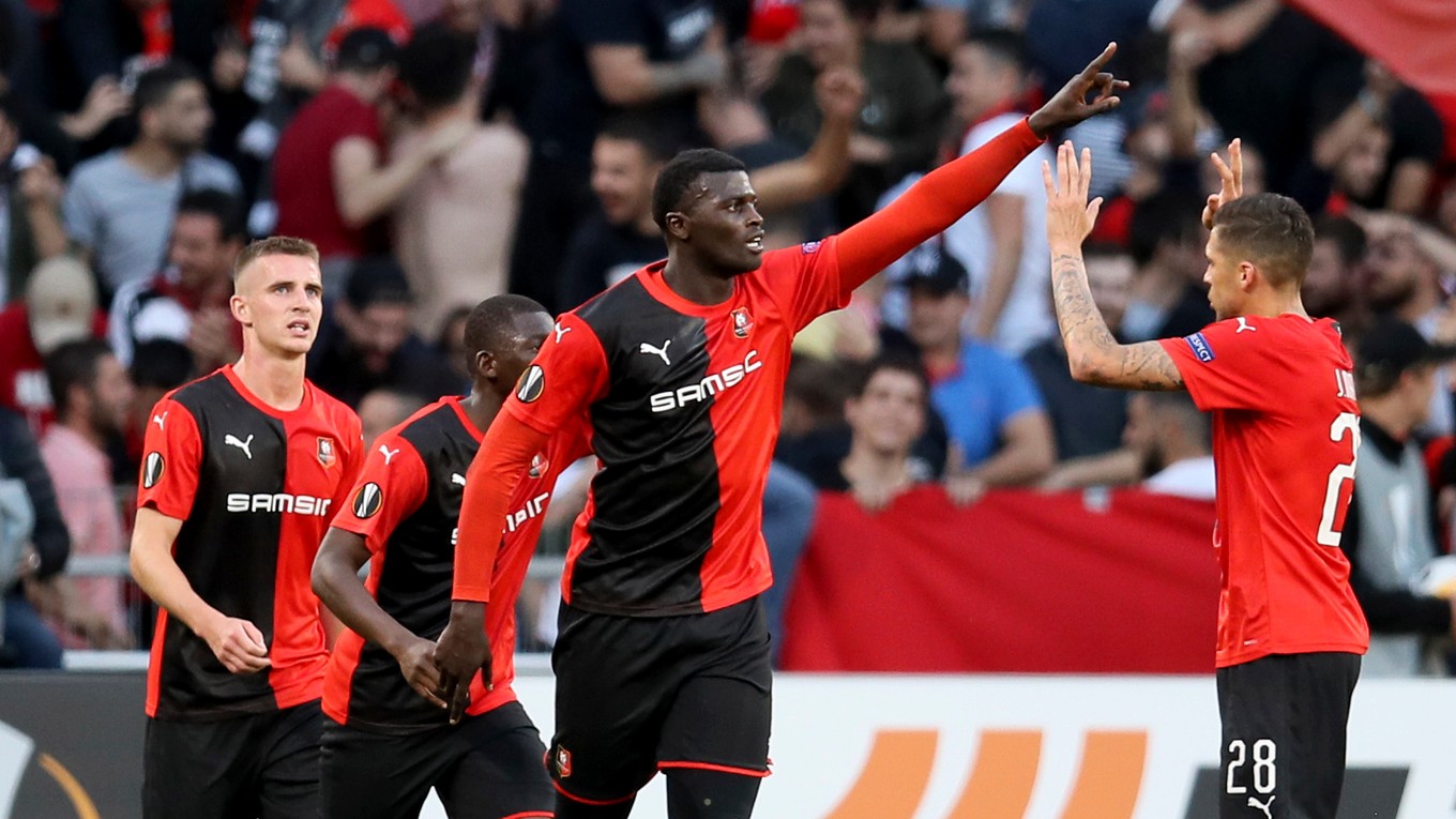 M'Baye Niang zo Stade Rennes - iulustračná fotografia.